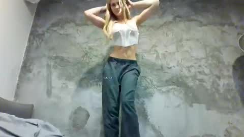 Snapshot of indierosee chatting on November 7, 2025, 12:10 am Indie Rose online show from November 7, 2025, 12:10 am