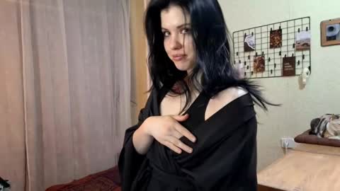 Mia online show from March 25, 2026, 1:28 pm