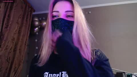 Lily online show from November 14, 2025, 7:12 pm