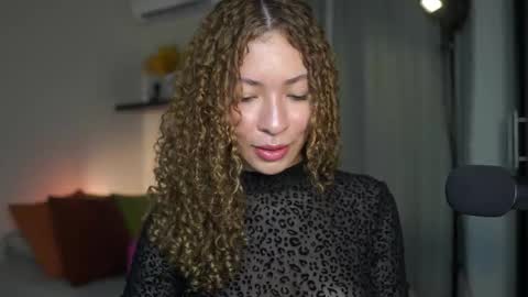 Snapshot of isa_____ chatting on September 14, 2025, 10:58 am isa_____ online show from September 14, 2025, 10:58 am