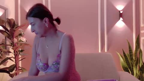 Isabella online show from February 25, 2026, 12:15 pm