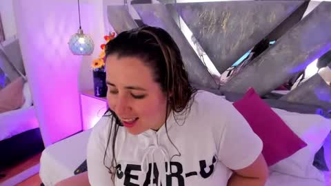 Snapshot of isabela_parkerr chatting on June 3, 2026, 12:19 pm Mommy Isa online show from June 3, 2026, 12:19 pm
