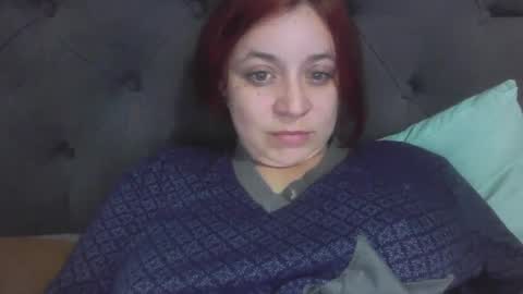 isabellaa_hills_ online show from October 3, 2025, 2:03 pm