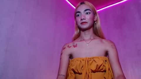 isabellatx online show from April 17, 2026, 12:30 pm