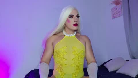 Isabella Hilton online show from October 17, 2025, 3:03 pm