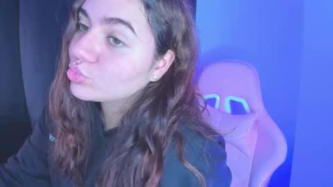 Snapshot of isarhodes_ chatting on December 21, 2024, 1:36 am Isa online show from December 21, 2024, 1:36 am