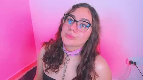 Snapshot of isarhodes_ chatting on January 2, 2025, 12:55 am Isa online show from January 2, 2025, 12:55 am