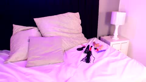 Isabela Isa for lovers online show from March 24, 2026, 9:42 pm