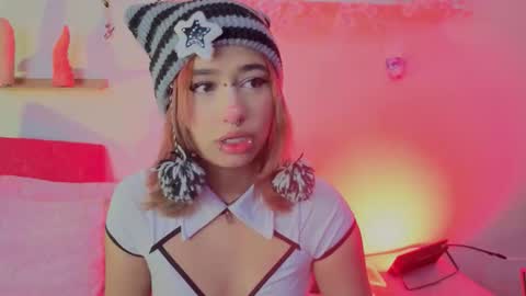 Snapshot of isisjones18 chatting on October 18, 2025, 9:21 am Isisjones18 online show from October 18, 2025, 9:21 am