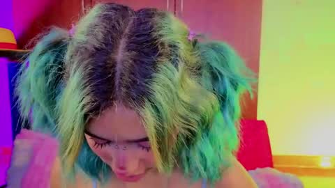 Isisjones18 online show from May 5, 2026, 3:25 am