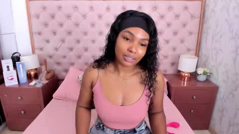 Snapshot of isla_scott chatting on October 19, 2025, 11:33 am Vanessa online show from October 19, 2025, 11:33 am