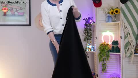 Lou  Peaches online show from April 4, 2026, 2:03 pm