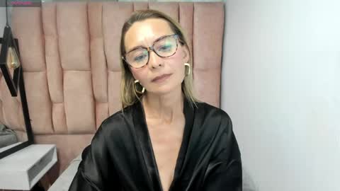 ISSA MILF online show from April 18, 2026, 7:58 pm