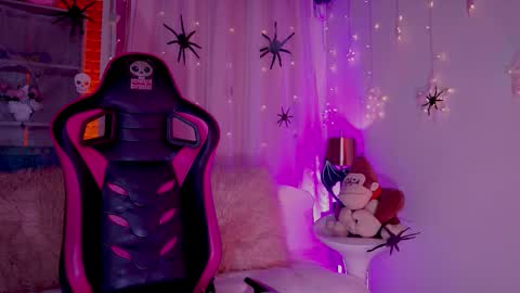 ISSA  online show from October 15, 2025, 10:10 pm