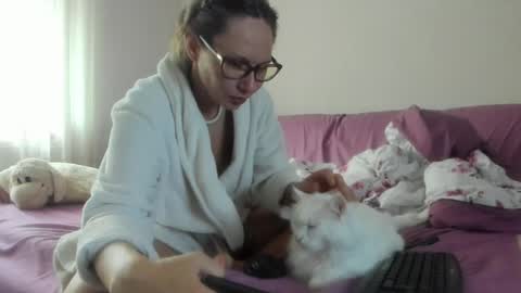 Issabelle online show from June 7, 2026, 5:44 am