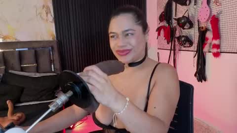 Issafoxx online show from June 7, 2026, 12:42 pm