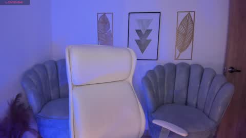 issi_loren online show from June 5, 2026, 12:33 pm
