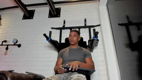 Italo Moore online show from October 17, 2025, 11:35 am