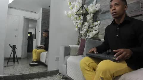 Italo Moore online show from October 18, 2025, 11:11 am