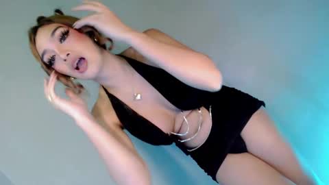 Snapshot of its_me_hedone chatting on February 15, 2025, 10:52 pm Pixie online show from February 15, 2025, 10:52 pm