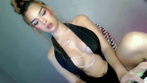 Snapshot of its_me_hedone chatting on February 25, 2025, 4:24 am Pixie online show from February 25, 2025, 4:24 am