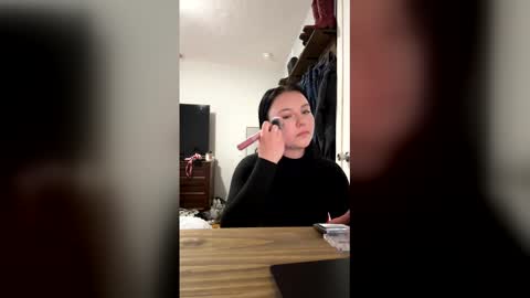 itsemmyy online show from April 11, 2026, 4:55 pm