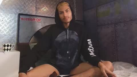 Snapshot of itszairen chatting on February 12, 2026, 4:29 am itszairen online show from February 12, 2026, 4:29 am