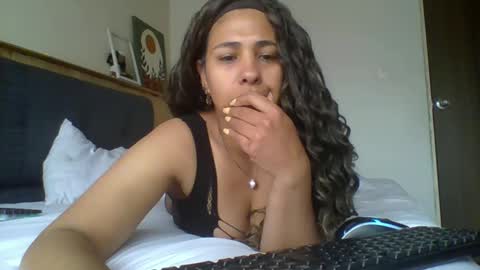 ivonne_collins33 online show from September 14, 2025, 3:22 pm