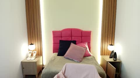 I V O N N E R O S S online show from February 18, 2026, 12:23 pm