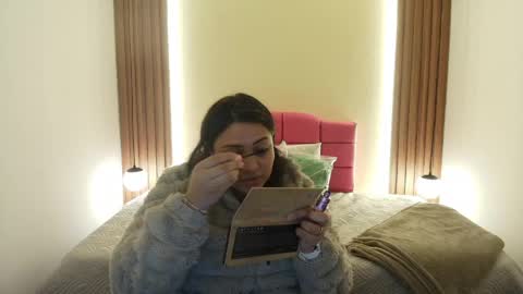 Snapshot of ivonneross_ chatting on May 5, 2026, 12:13 pm I V O N N E R O S S online show from May 5, 2026, 12:13 pm
