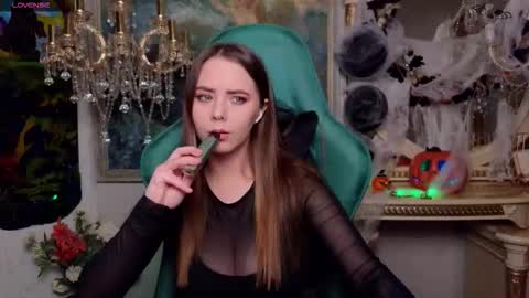 ivorywood_ online show from November 1, 2025, 5:04 pm