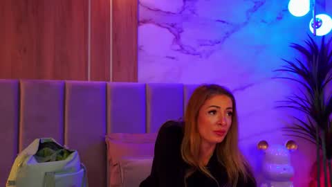 izabelle_02 online show from January 5, 2026, 5:27 pm