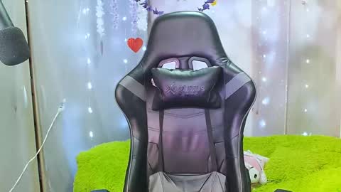 jade 18  online show from February 26, 2025, 11:48 pm