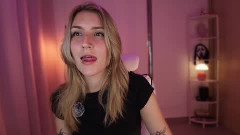 Linda Sofia help me get to 100 thumbs up online show from December 3, 2025, 4:31 am