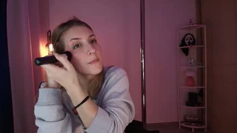 Linda Sofia help me get to 100 thumbs up online show from December 17, 2025, 4:40 am