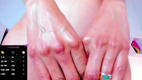 jade white  online show from December 24, 2024, 3:05 pm