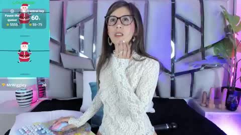 jade white  online show from December 1, 2025, 1:27 pm