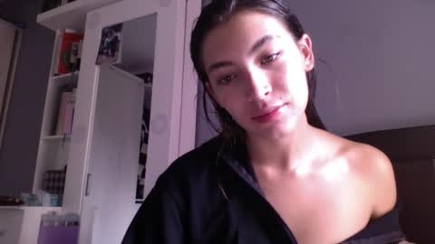 Jade online show from June 5, 2026, 9:42 pm
