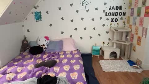 Snapshot of jadelondonxo chatting on March 6, 2025, 8:16 pm Jade online show from March 6, 2025, 8:16 pm