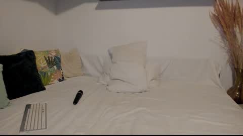 elena online show from December 19, 2025, 2:51 am