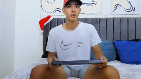 Hi guys im new 3 online show from January 13, 2025, 11:49 pm