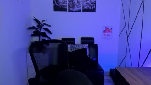 james_adamss_ online show from November 28, 2025, 12:19 pm