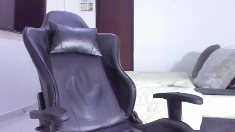 JBrooksXx online show from February 20, 2025, 1:25 am