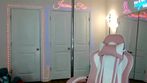 Snapshot of jazminefox chatting on May 13, 2026, 3:53 pm Jazmine Fox online show from May 13, 2026, 3:53 pm
