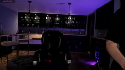 Jenna Olson  online show from December 5, 2025, 11:41 am