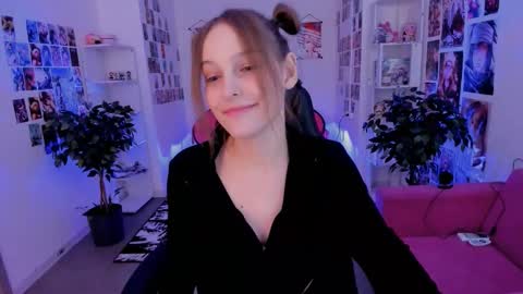 jenniferkiim online show from October 22, 2025, 8:14 am