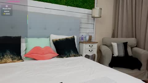 JenniferLovve online show from September 12, 2025, 4:12 am