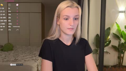 Jen  online show from December 12, 2024, 1:06 pm