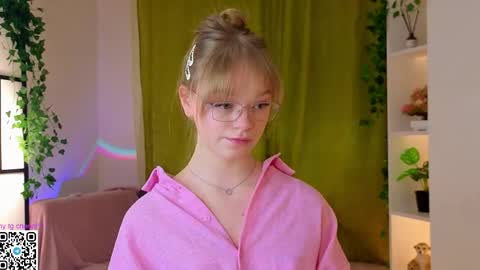 Gwen online show from April 16, 2026, 8:20 pm