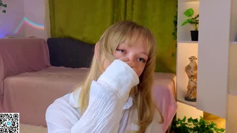 Gwen online show from April 17, 2026, 8:23 pm